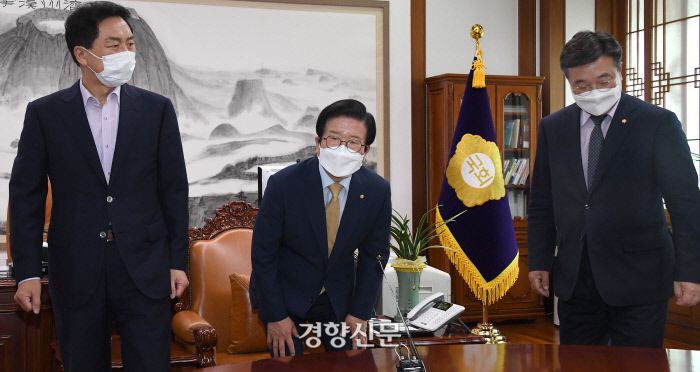 김기현 국민의힘 원내대표(왼쪽)와 윤호중 더불어민주당 원내대표(오른쪽)가 지난 27일 국회에서 열린 박병석 국회의장(가운데) 주재 언론중재법 관련 회동에서 포토타임을 마친 뒤 자리로 향하고 있다. 국회사진기자단