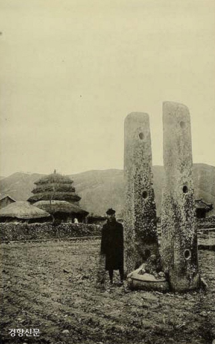 일제 강점기 경주 분황사 당간지주 전경. 문화재청 제공