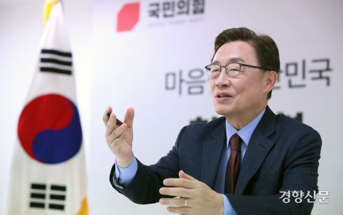 최재형 전 감사원장이 28일  여의도 캠프 사무실에서 경향신문과 인터뷰 하고 있다. 권호욱 선임기자