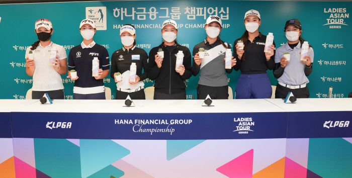 박현경, 안나린, 박민지, 이민지(호주), 리디아 고(뉴질랜드), 예리미 노(미국), 자바라 분차트(태국)가 29일 경기도 포천 아도니스CC에서 열린 KLPGA 투어 하나금융그룹 챔피언십 개막전 인터뷰에서 포즈를 취하고 있다. 하나금융그룹 제공