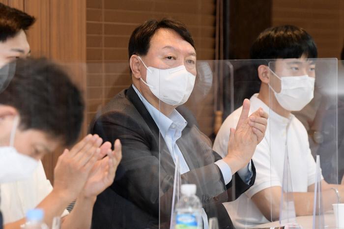 국민의힘 대선주자인 윤석열 전 검찰총장이 29일 서울 중구 버텍스코리아에서 열린 ‘꿈과 혁신 4.0 밀톡, 예비역 병장들이 말하고 윤석열이 듣는다’에서 참석자 발언을 들으며 박수를 치고 있다.   국회사진기자단