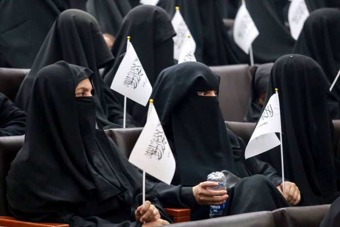 9월 11일(현지시간) 니캅을 착용한 여성들이 아프가니스탄 카불의 샤히드 랍바니 교육대학에서 열린 친(親)탈레반 집회에 참석해 이야기를 듣고 있다.  EPA 연합뉴스