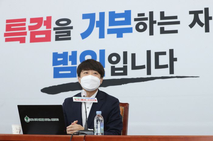 이준석 국민의힘 대표가 30일 국회에서 긴급 기자회견을 열고 여당에 ‘판교대장동게이트 특검법’ 수용을 촉구하고 있다.  국회사진기자단