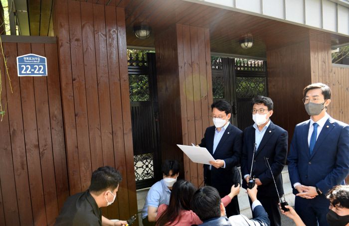 더불어민주당 소속 국회 국토교통위원들이 30일 오전 화천대유 대주주인 김만배 씨의 누나가 구입한 서울 서대문구 연희동 윤석열 부친 주택을 찾아 현장조사를 하고 있다. 국회사진기자단