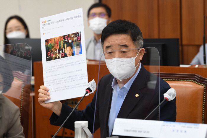 강득구 민주당 의원이 1일 서울 여의도 국회서 열린 교육위원회의 교육부·국사편찬위원회 등에 대한 국정감사에서 곽상도 국민의힘 의원 아들의 퇴직금 의혹과 관련해 발언하고 있다. 연합뉴스