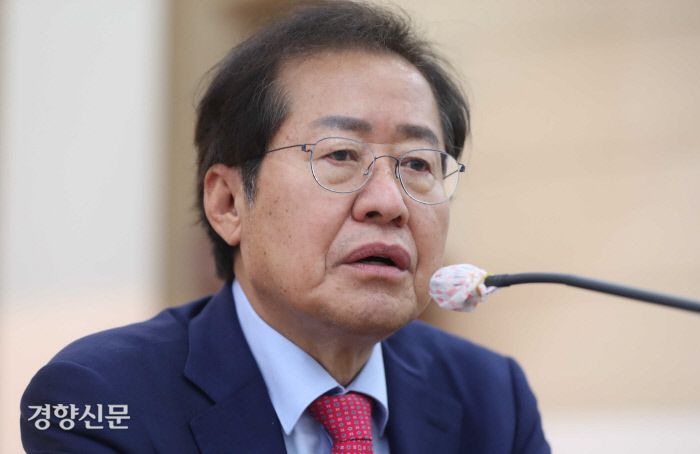 국민의힘 대선 예비후보인 홍준표 의원이 4일 오전 경남 창원시 의창구 경남도당에서 열린 ‘jp희망캠프 경남선대위 임명장 수여식’에서 발언하고 있다.                                                                                                                                                                                  연합뉴스