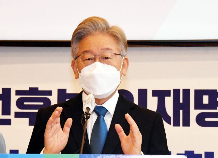 더불어민주당 대권주자인  이재명 경기지사가 지난 4일 오전 서울 중구 커무니티 하우스 마실에서  대장동의혹관련 해명과 서울지역 공약발표를 하고 있다.  국회사진기자단