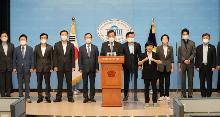 더불어민주당 이낙연 대선 경선 후보가 6일 서울 여의도 국회 소통관에서  신복지 공약 8대 분야 120대 과제 발표를 하고 있다. 국회사진기자단