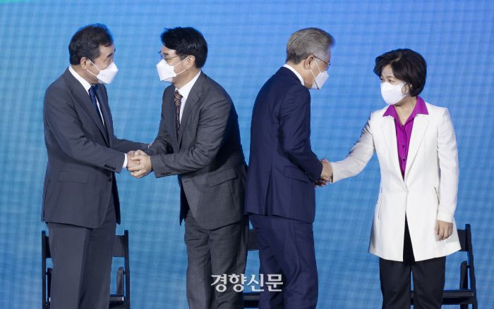 더불어민주당 대선 경선 후보인 이낙연, 박용진, 이재명, 추미애 후보가 지난 3일 인천 연수구 송도컨벤시아에서 열린 인천 순회합동연설회 및 2차 슈퍼위크 행사에서 결과 발표 후 인사하고 있다. 국회사진기자단