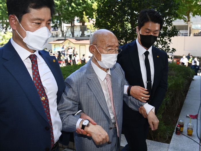 5·18 광주 민주화운동 당시 군부의 헬기 사격 사실을 부정하며 목격자의 명예를 훼손한 혐의를 받는 전직 대통령 전두환씨가 지난 8월9일 광주지법에 출석하고 있다.  연합뉴스.