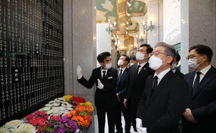 이재명 더불어민주당 대선 후보가 11일 오전 국립대전현충원을 찾아 봉안당을 둘러보고 있다. 연합뉴스