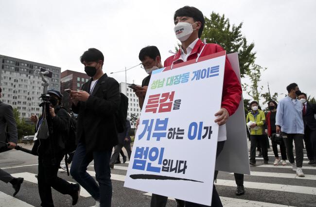 국민의힘 이준석 대표가 지난 6일 국회에서 ‘이재명 대장동 게이트 특검 촉구’ 기자회견을 마친 뒤 특검 도입 촉구 도보투쟁을 위해 국회를 나서고 있다.  국회사진기자단