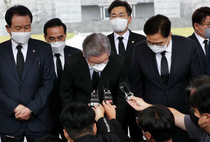 이재명 더불어민주당 대선 후보가 11일 오전 국립대전현충원을 찾아 참배한 뒤 취재진에게 인사하고 있다. 연합뉴스