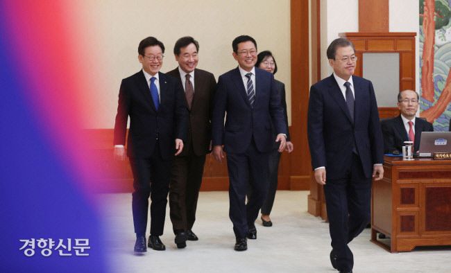 문재인 대통령이 2019년 12월3일 오전 청와대에서 열린 국무회의에 이낙연 당시 국무총리(왼쪽 두번째), 이재명 경기지사(왼쪽)와 함께 입장하고 있다. 청와대사진기자단