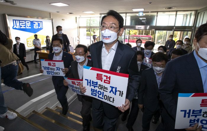 김도읍 국민의힘 정책위의장 등 국회 정무·행안·국토위원회 소속 의원들이 13일 “경기도가 국정감사 자료 제출에 비협조적”이라며 경기 수원 팔달구 경기도청을 항의 방문하고 있다.  국회사진기자단