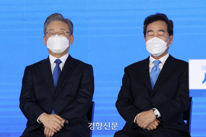 이재명 경기지사(왼쪽)와 이낙연 전 더불어민주당 대표가 지난 10일 서울 올림픽공원 핸드볼경기장에서 열린 민주당 제20대 대통령 선거 최종 후보 선출 발표를 듣고 있다. 국회사진기자단