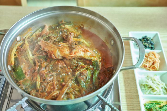 잔가시가 없고 은은한 단맛이 나는 참매자는 감자와 시래기를 깔고 조려 먹는다.