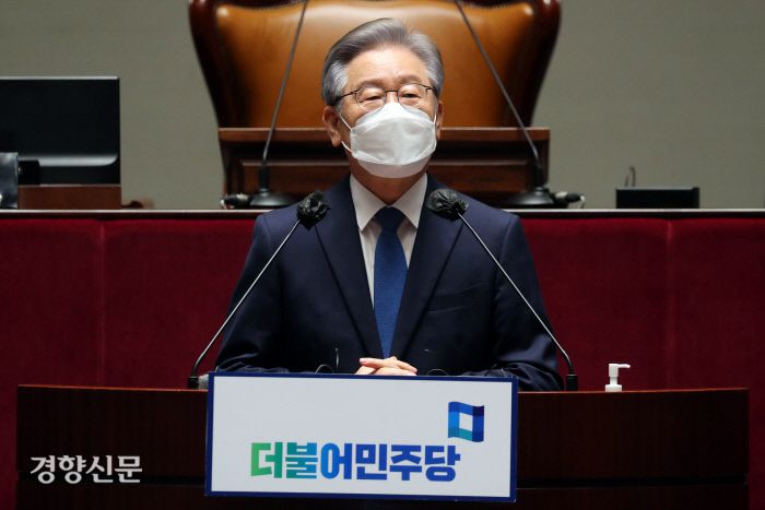 이재명 대선 후보가 15일 오전 서울 여의도 국회 예결위회의장에서 열린 더불어민주당 의원총회에서 발언하고 있다.  국회사진기자단