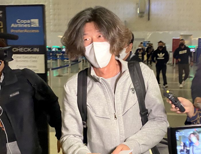 성남 대장동 개발 로비·특혜 의혹의 핵심 인물 남욱 변호사가 16일 오후(현지시간) 미국 캘리포니아주 로스앤젤레스(LA) 국제공항 톰 브래들리 터미널에서 한국행 비행기 탑승수속을 위해 이동하다 취재진의 질문을 받고 있다. /연합뉴스