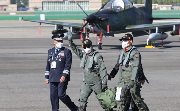 문재인 대통령이 20일 2021 서울 국제 항공우주 및 방위산업 전시회 기념식 참석을 위해 국산 경공격기 FA-50으로 경기 성남시 서울공항에 도착한 뒤 행사장으로 이동하고 있다. 연합뉴스