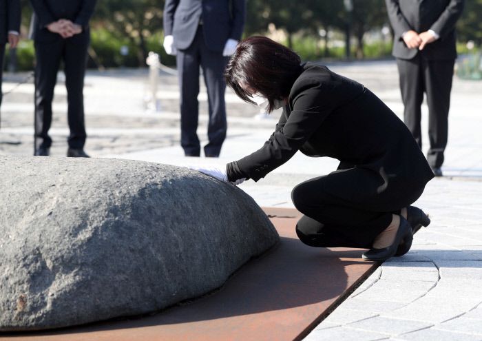 심상정 정의당 대선 후보가 24일 경남 김해시 진영읍 봉하마을 노무현 전 대통령 묘역을 참배하며 너럭바위를 만지고 있다.  연합뉴스