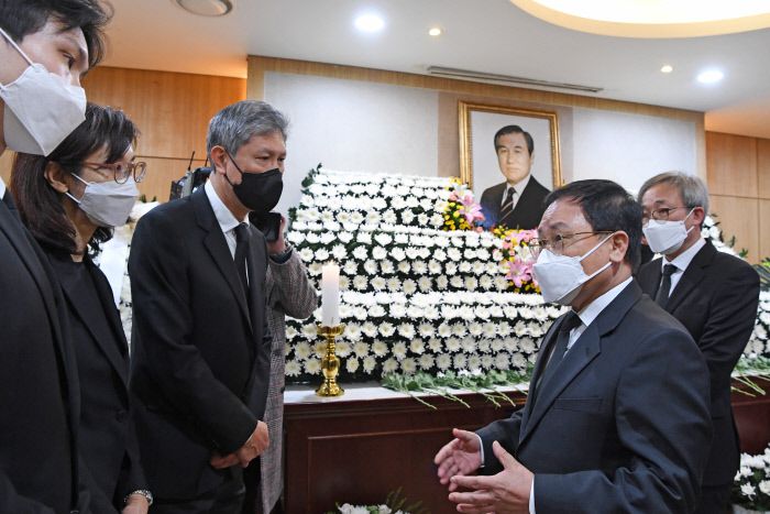 상주로 조문객 맞는 노소영·재헌 남매 유영민 대통령비서실장(오른쪽)이 27일 서울대병원 장례식장에 마련된 노태우 전 대통령 빈소에서 조문한 뒤 유족인 딸 노소영 아트센터 나비 관장(왼쪽), 아들 노재헌 동아시아문화센터 이사장 등과 이야기하고 있다. 사진공동취재단