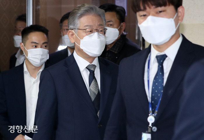 이재명 더불어민주당 대선 후보가 29일 오전 서울 여의도 국회 의원회관에서 열린 단계적 일상회복 점검 간담회에 참석하고 있다.  국회사진기자단