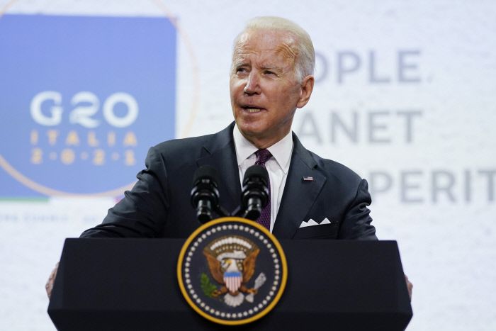 조 바이든 미국 대통령이 31일(현지시간) 이탈리아 로마에서 열린 주요 20개국(G20) 정상회의에 참석해 기자회견에 답하고 있다. | AP연합뉴스