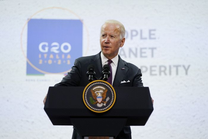 조 바이든 미국 대통령이 31일(현지시간) 이탈리아 로마에서 종료된 주요 20개국 (G20) 정상회의 성과와 관련한 기자회견을 하고 있다. 로마|AP연합뉴스