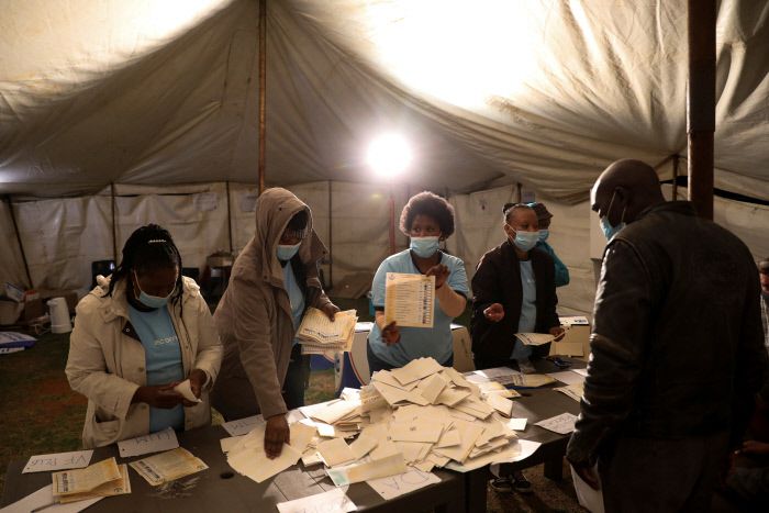 남아프리카공화국 선거 위원들이 전국 지방선거가 열린 지난 1일(현지시간) 요하네스버그에서 개표하고 있다. 요하네스버그|로이터연합뉴스