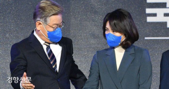 이재명 더불어민주당 대선 후보가 지난 2일 당 선거대책위원회 출범식에서 부인 김혜경씨를 안내하고 있다. 국회사진기자단