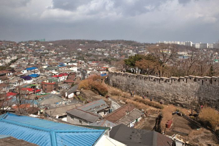 한용운 선생의 심우장이 있는 서울 북정마을. 성곽이 마을을 둘러싸고 있다. 사진|백홍기 작가·마음의숲 제공