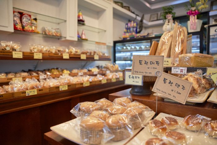 3·8일장인 곡성장은 비와 바람을 피할 수 있는 전통시장에서 열린다. ‘할매’들이 많은 장터, 수다를 병행하며 일정한 품질의 붕어빵을 구워내는 할매도 있다. 질 좋은 토란이 나는 곡성에서는 토란빵과 토란만주뿐만 아니라 시장 곳곳에서 다양한 토란 음식을 맛볼 수 있다.