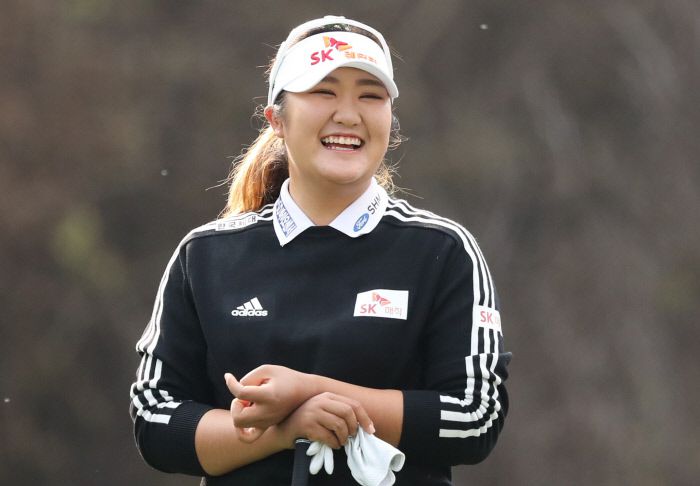 유해란이 14일 강원도 춘천 라비에벨CC에서 열린 KLPGA 투어 시즌 최종전 SK쉴더스-SK텔레콤 챔피언십 최종라운드 1번홀에서 버디를 낚은 뒤 2번홀 티샷에 앞서 웃음 짓고 있다.   KLPGA 제공