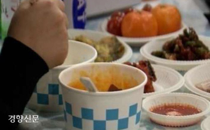 장례식장에서 조문객들에 제공된 음식. 나해란 자원순환사회연대 연구원 발제 자료 캡쳐.