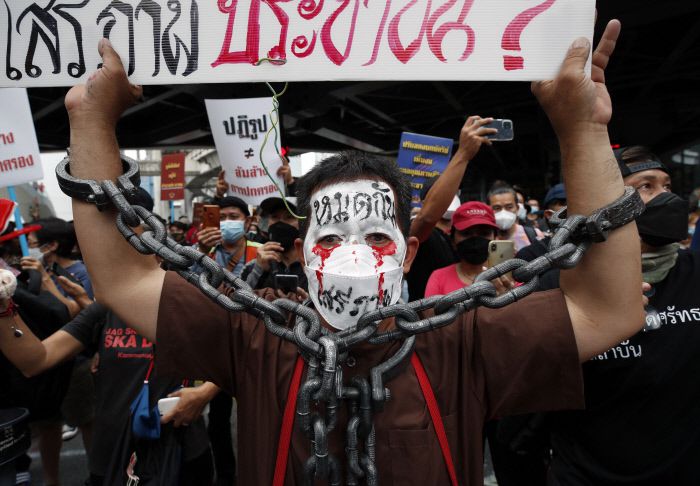 지난 14일 태국 방콕에서 군주제 개혁을 요구하는 도심시위가 이어지고 있다.   방콕｜EPA연합뉴스