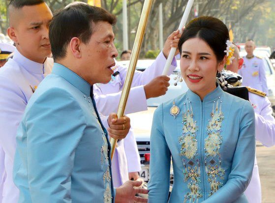 지난 1월 마하 와치랄롱꼰 태국 국왕(왼쪽)과  후궁 시니낫 웡와치라파크디.  EPA연합뉴스