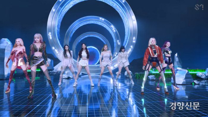 에스파의 첫 정규앨범 타이틀곡 ‘새비지(Savage)’ 뮤직비디오의 한 장면. 에스파 멤버 양옆으로 각 멤버의 아바타인 ae-에스파가 서 있다. 유튜브 캡처