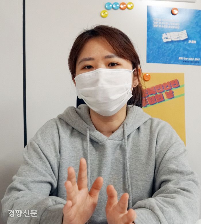 기자 시절 이씨를 취재원으로 만났다가 지금은 ‘충북스쿨미투지지모임’을 통해 이씨를 돕고 있는 계희수씨