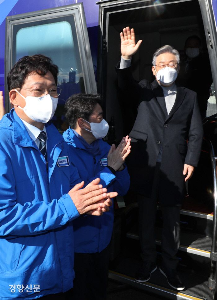 11월 12일 오전 더불어민주당 이재명 대선후보가 서울 여의도 국회 본청 앞에서 매타버스(매주 타는 민생버스)를 타고 출발하기에 앞서 송영길 당대표 등 참석자들에게 인사를 하고 있다.  국회사진기자단