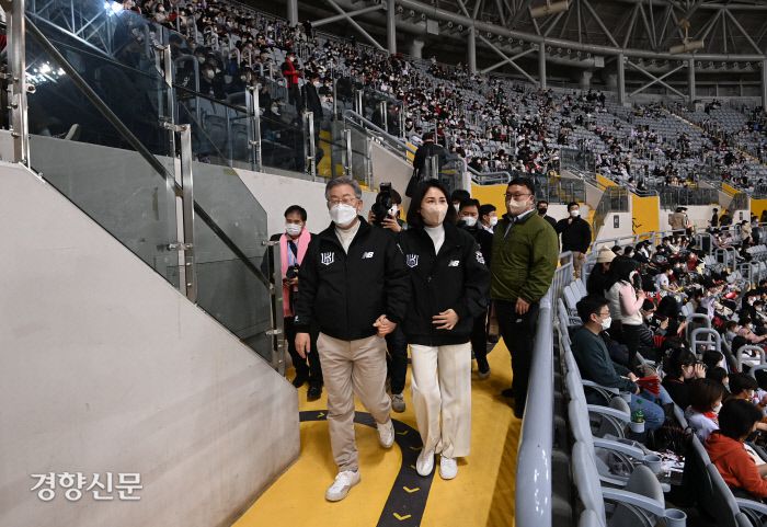 이재명 더불어민주당 대선 후보와 부인 김혜경씨가 ‘2021 신한은행 SOL KBO리그’ KT 위즈와 두산 베어스의 한국시리즈 4차전을 관전하기 위해 11월 18일 오후 서울 고척스카이돔으로 입장하고 있다.  국회사진기자단