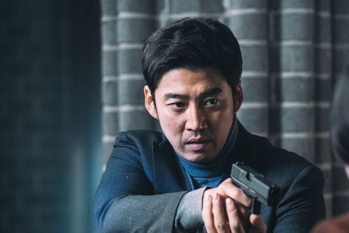 영화 <유체이탈자>의 한 장면. 주인공인 강이안(윤계상)은 12시간마다 다른 사람의 몸속으로 ‘유체이탈’을 하며 자신이 누구인지 찾아나간다. 에이비오엔터테인먼트 제공