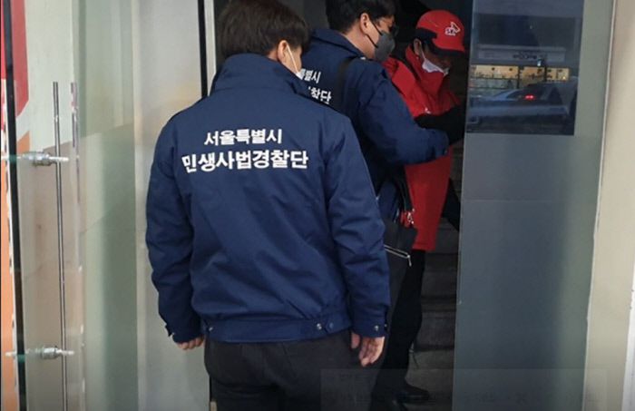 서울시 민생사법경찰단 단속반이 서울시내 주유소 등을 점검하는 모습|서울시 제공