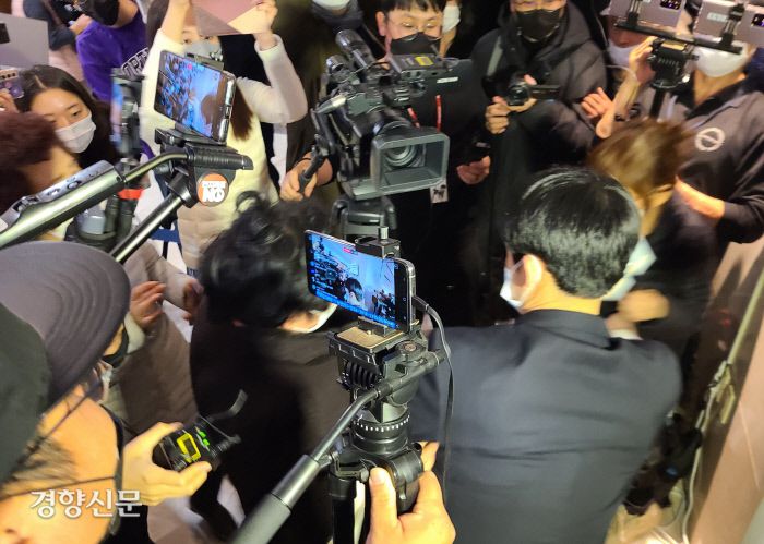 24일 전두환씨 빈소 앞에서 보수단체 회원들과 전씨를 규탄하는 시민, 유튜버들이 뒤엉켜 몸싸움을 벌이고 있다. 이홍근 기자