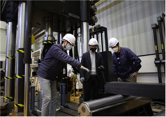 한국철도기술연구원 연구진 등이 최근 개발한 친환경 플라스틱 침목의 성능을 확인하는 시험을 진행하고 있다. 철도기술연구원 제공