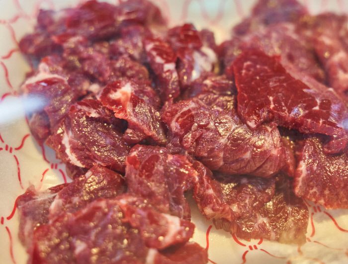 영암에 간다면 생고기는 무조건 사야 할 아이템. 차진 식감의 생고기는 고추장, 참기름, 다진 마늘로 만든 육장에 푹 찍어 먹어야 제맛이다.