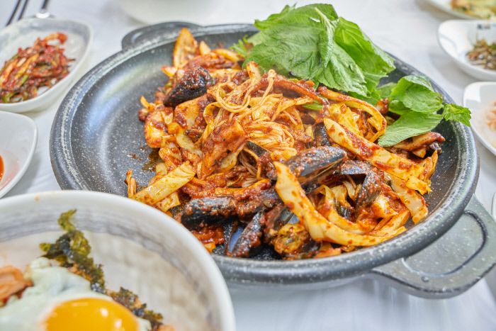 매콤한 양념과 문어의 쫄깃함이 별미인 문어볶음.