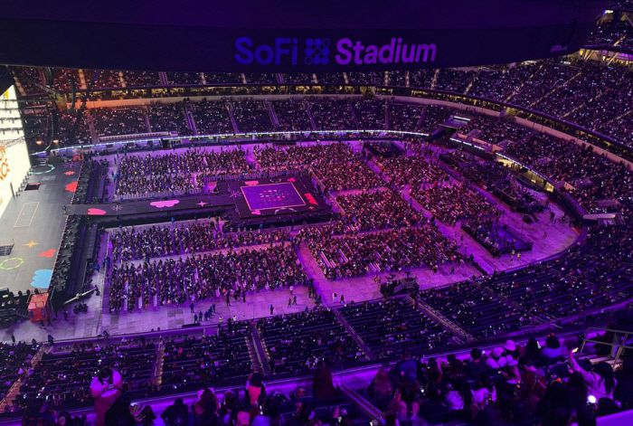 27일(현지시간) 미국 로스앤젤레스(LA) 소파이 스타디움에서 2년 만에 열리는 방탄소년단(BTS)의 첫 대면 콘서트에 관객들이 대기해 있다.  연합뉴스