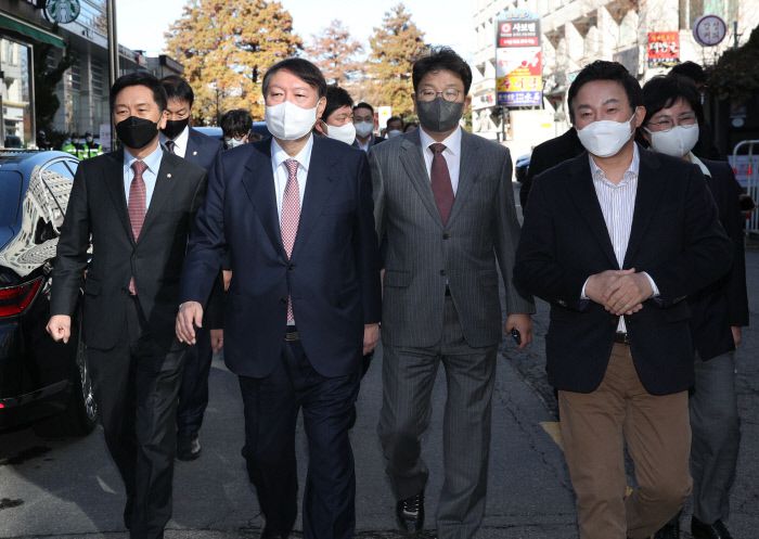 김기현 원내대표, 국민의힘 윤석열 대선 후보, 권성동 사무총장, 원희룡 선대위 정책총괄본부장이 3일 오전 서울 여의도 당사에서 비공개 선대위 회의를 마치고 오찬 장소로 걸어가고 있다. 국회사진기자단