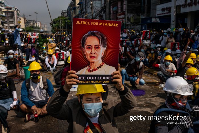 미얀마 양곤에서 지난 3월2일 반군부 시위대가 아웅산 수치 고문의 얼굴이 그려진 플래카드를 들고 있다. | 게티이미지